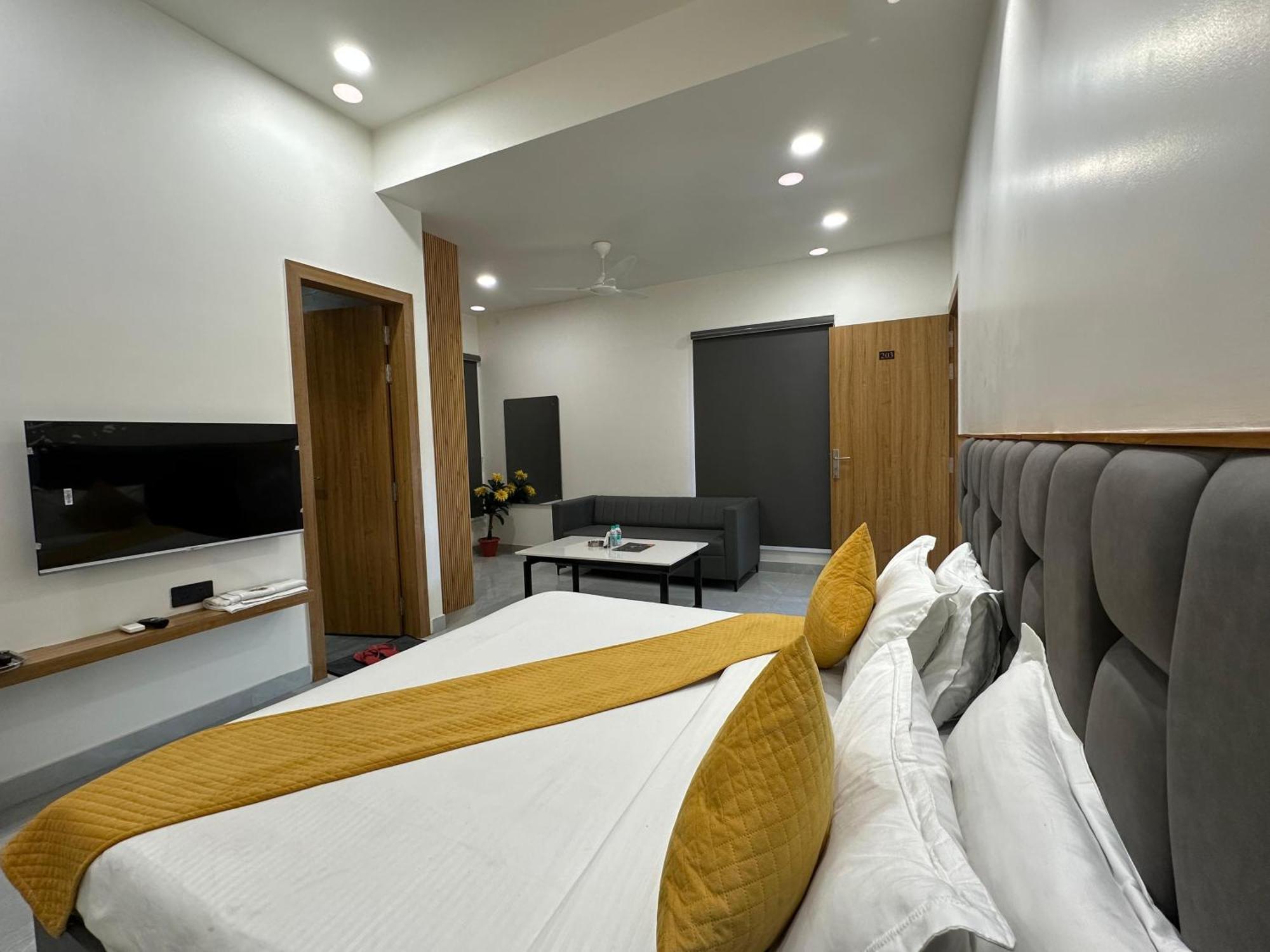 Hotel Sky Way Inn Hisār Eksteriør bilde